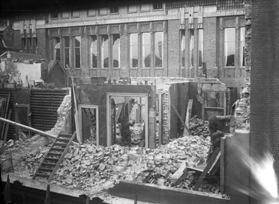 853688 Afbeelding van de afbraak van de huizen aan de zuidzijde van de Potterstraat te Utrecht, met op de achtergrond ...